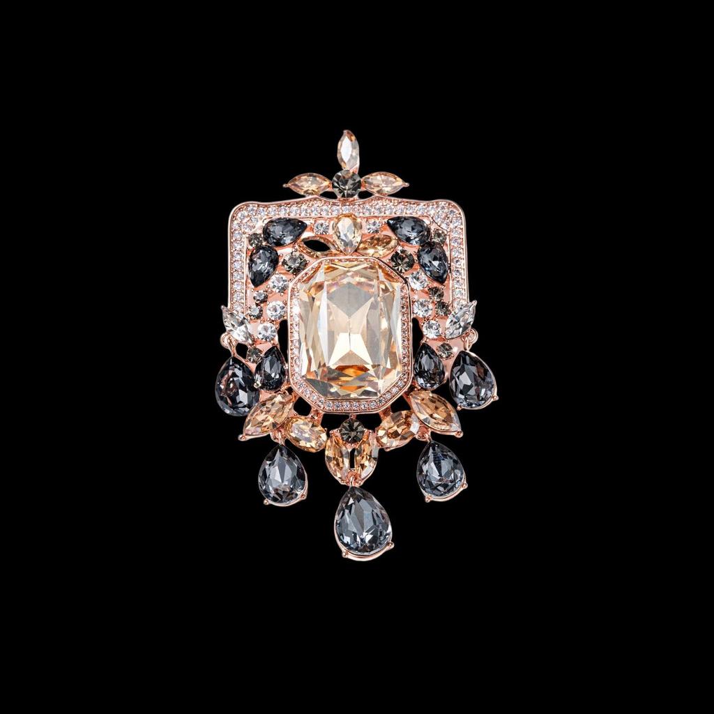 Vintage European Crystal Brooch Pin: Elegant Retro Shawl Accessory