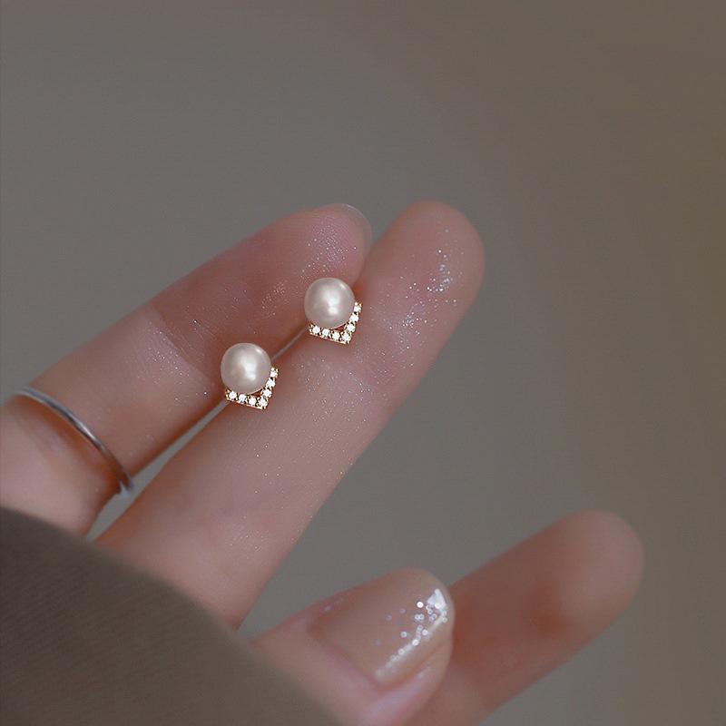 

Feiyu Pearl & Zircon V-Shaped Gold-Plated Silver Earrings: Simple, Elegant, All-Match Fashion for Women