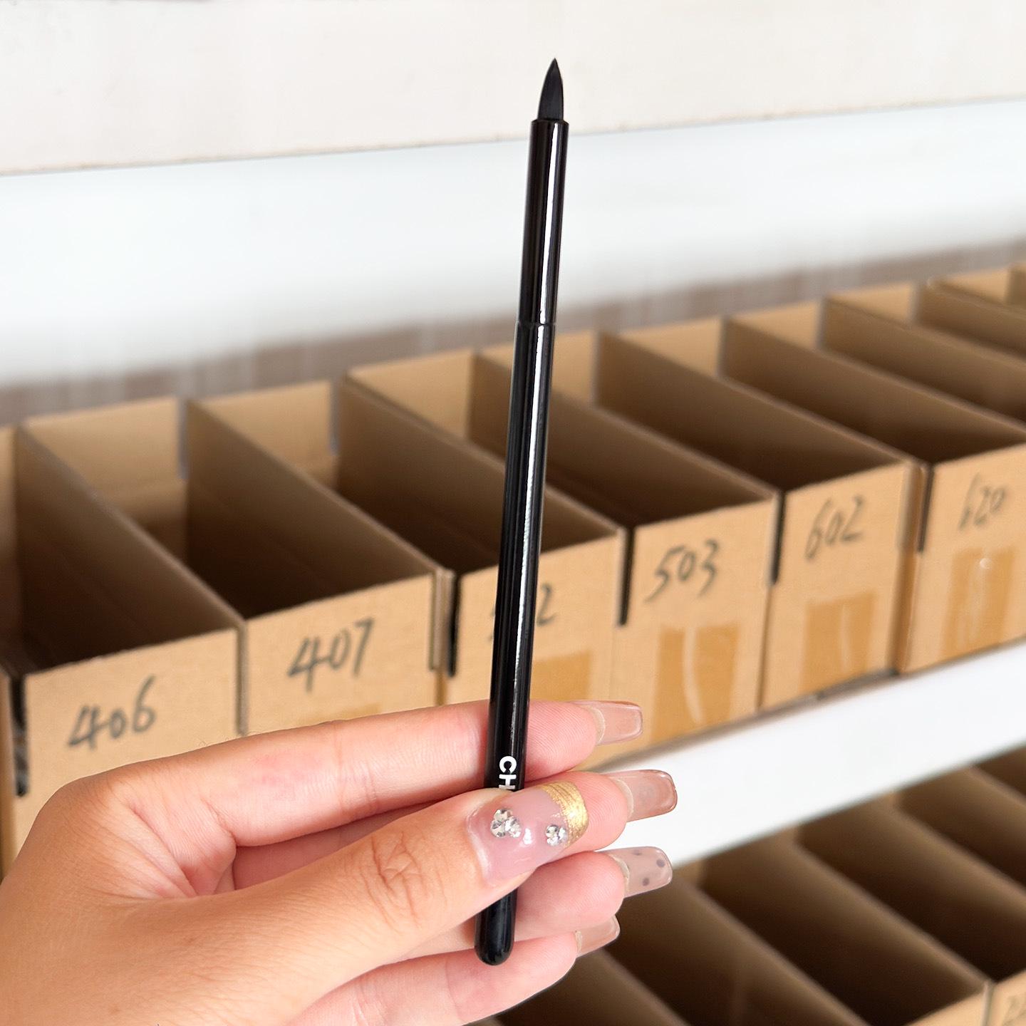 

Xiao Xianger s Retractable Makeup Brushes: Powder, Eyeshadow, Lip, & Foundation Models 109/201/206/300