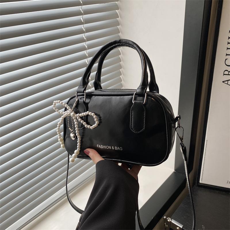 Summer new beautiful fashion trend pillow bag solid color simple commuting casual portable shoulder messenger bag