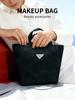 Prada Schwarze Mini-Tragetasche Make-up-Tasche Dreieckiges Metall-Logo Tragbare Hand-Kosmetik-Aufbewahrungstasche für Damen Reise Täglich