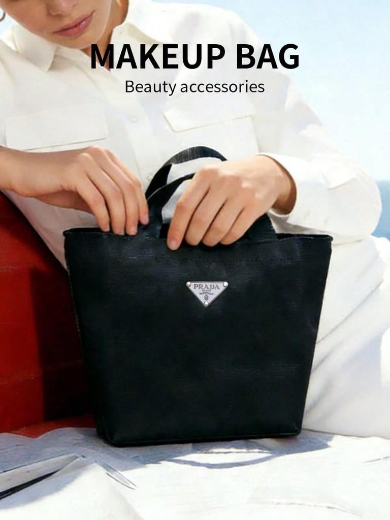 Prada Schwarze Mini-Tragetasche Make-up-Tasche Dreieckiges Metall-Logo Tragbare Hand-Kosmetik-Aufbewahrungstasche für Damen Reise Täglich