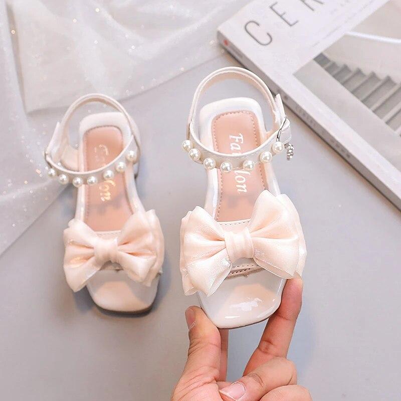

Милые сандалии для девочек с бантом и бисером, детские шлепанцы из лакированной кожи, летняя вечеринка, элегантная детская обувь на низком каблуке черного, бежевого цвета, размеры 26–36 33 бежевый