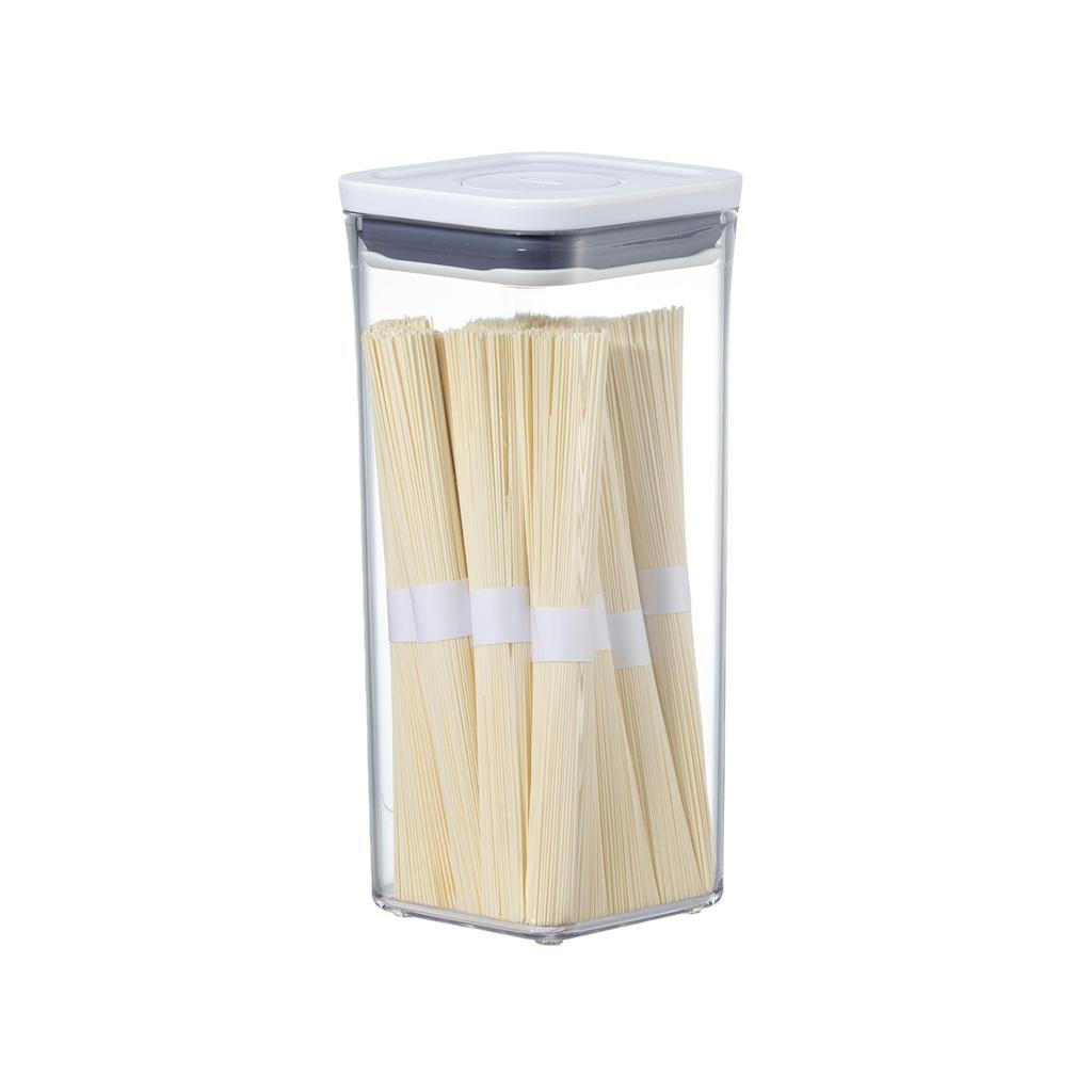 Pojemnik do przechowywania OXO Plastikowy hermetyczny pojemnik na napoje OXO Mały kwadratowy średni 1,6 l