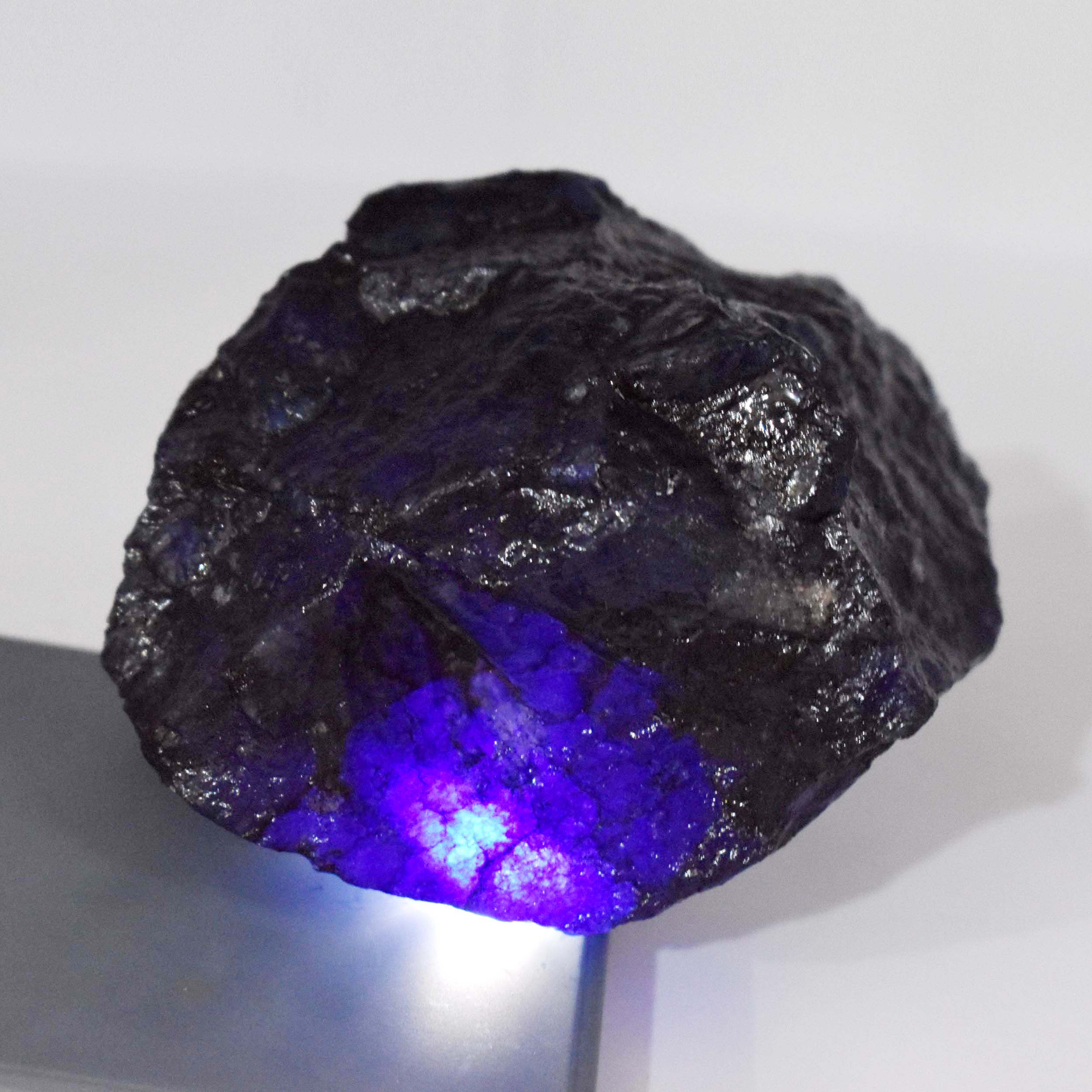 

Natural Blue Sapphire 2362.75ct Rough Certified Loose Gemstone 91 mm approx синій
