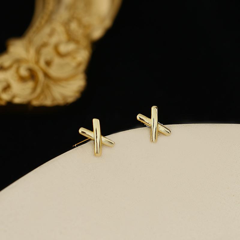 Kleine goldene Ohrringe für Damen im kühlen Stil, exquisite Ohrknorpelringe, einfache, kleine und vielseitige Ohrringe