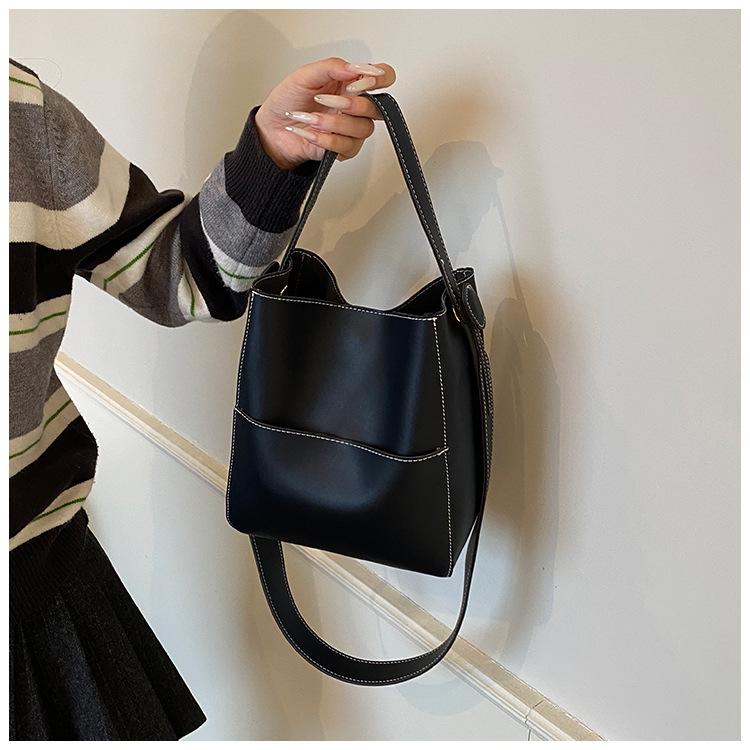 2025 Autumn Women's Retro Large-Capacity Bucket Bag: Versatile Crossbody and Shoulder Bag
