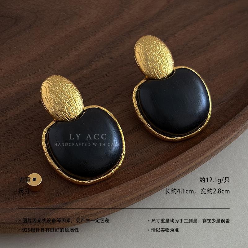 Vintage Ebony Splicing Hammer Pattern Metal Earrings Art Niche High-end Sense Retro Temperament Commuting Versatile Earrings
