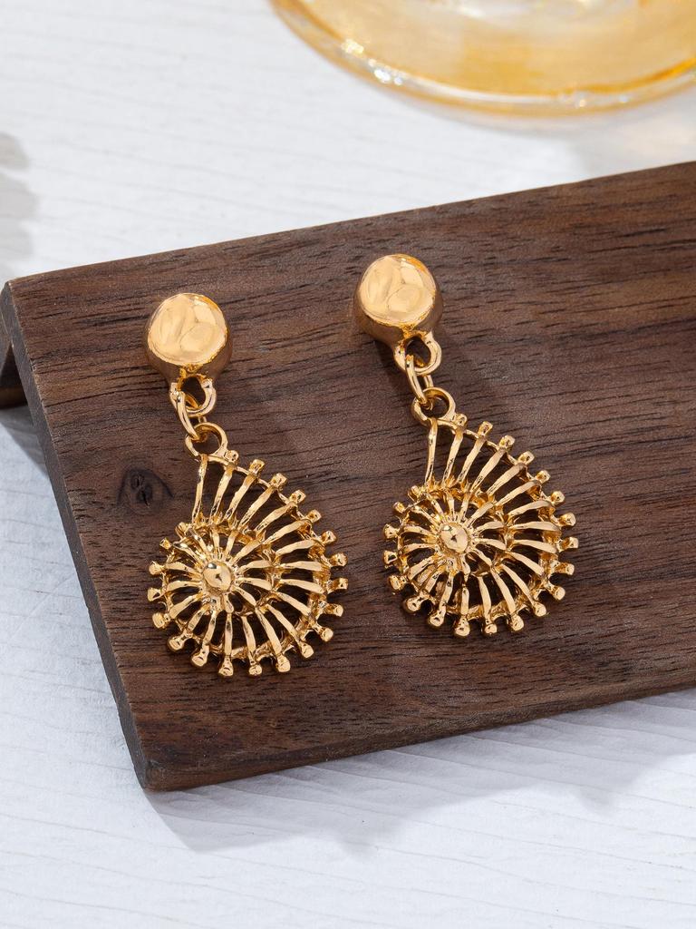 European Retro Seashell Hollow Stud Earrings: Elegant, Exquisite, Light Luxury Design
