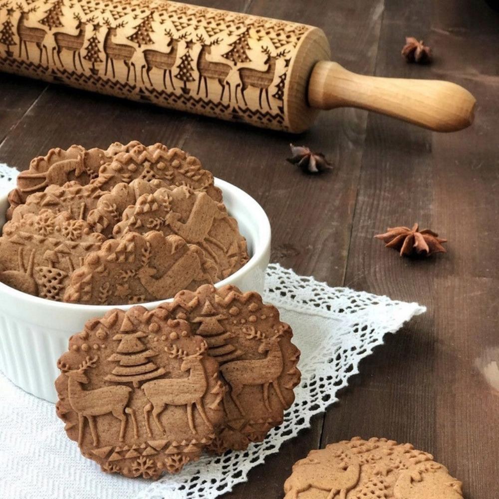 Christmas-themed Wooden Structured Engraved Rolling Pin for Gingerbread Cookies