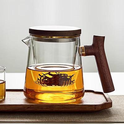 Glasteekanne mit Holzgriff und Sieb