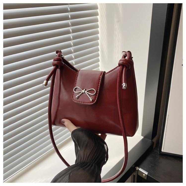 

Проста і модна портативна модна сумка-відро, проста і модна сумка через плече 2024 осінь ніша проста жіноча сумка-мессенджер червоний