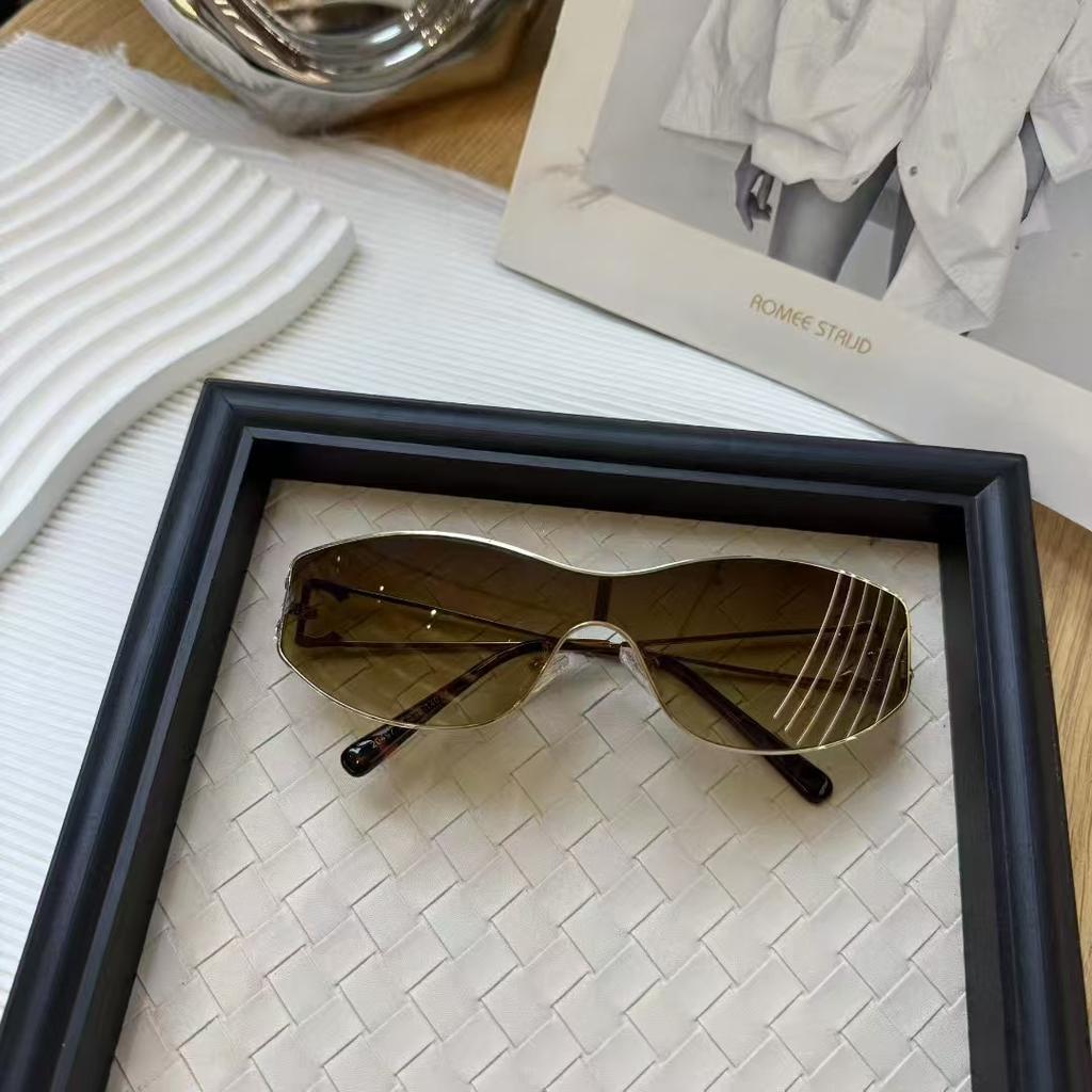 New Stylish Punk Sunglasses Rhinestone Decoration Women Sun Glasses Vacation Travelling Female Sunglass Fashion Accessories