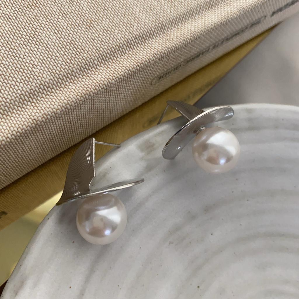 Light Luxury Pearl Irregular Stud Earrings Temperament High Sense Earrings Fashion Versatile Court Style Earrings Women