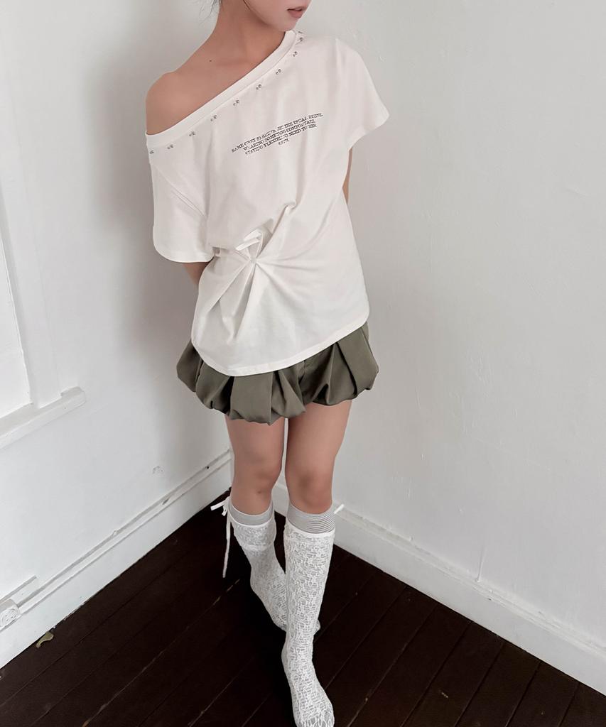 CHICKS Studded Lineup Graphic One-Shoulder Short Sleeve White