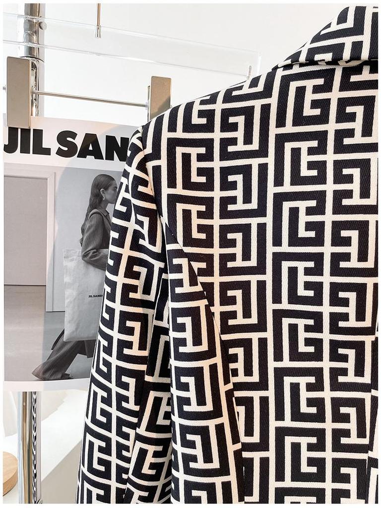 2025 European & American Celebrity Women's Slim Fit Double-Breasted Geometric Jacquard Suit Jacket with Lion Buttons.