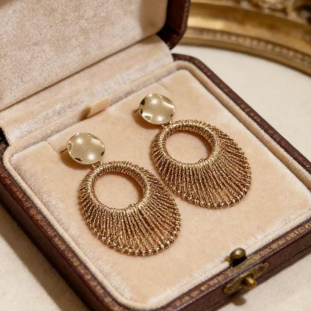 Medieval Exaggerated Gold Circle Light Luxury High-end Fashion Face-showing Small Earrings