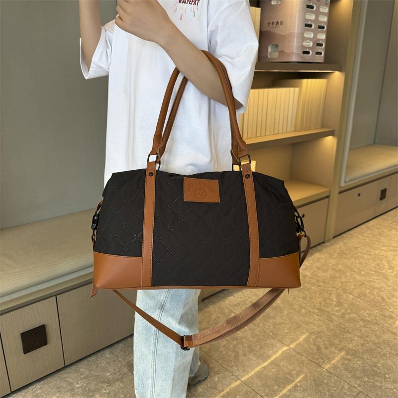 Large capacity outdoor sports fitness bag fashionable leisure versatile portable travel bag can be set with tie rod short-distance storage bag