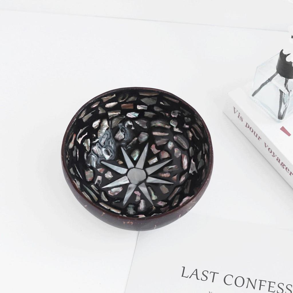 Ručně malovaná miska z kokosové skořápky: Design mušle pro úložný prostor na klíče ve vstupní hale nebo pro servírování salátu