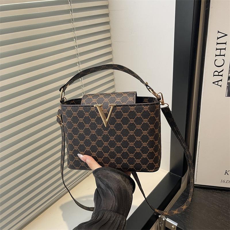 

Нишевый дизайн, высококлассная сумка-ведро с буквенным принтом, женская, 2025, новая, темпераментная, модная, на плечо, мессенджер темно-коричневого