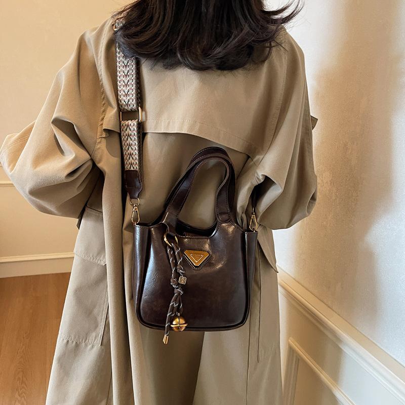 Portable bucket bag, popular shoulder tote bag, autumn and winter fashion versatile messenger bag, trendy versatile portable women's bag