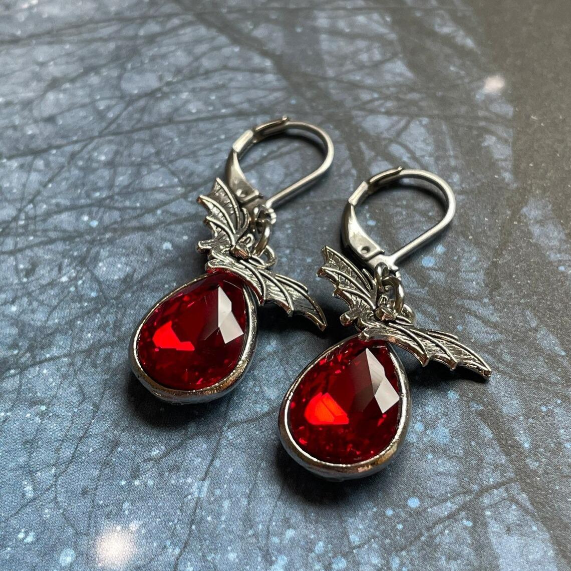 

Готические вампирские рубиновые серьги для женщин, модные языческие украшения для ведьм, аксессуары, подарок, винтажная летучая мышь, кровавый кристалл, подвеска, ушной крючок, новый