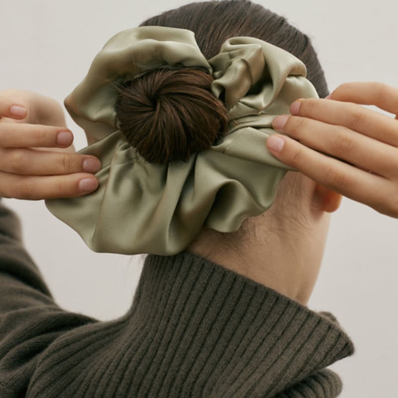 

AVVINA PELLE Silk Scrunchie (L) - Pistachio Pistachio