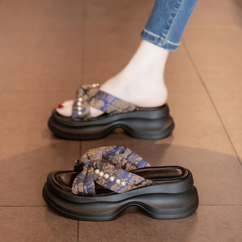 Beautiful heightening thick-bottomed cool slippers for women's summer outer wear high-end new models go out to the beach beach slope slippers