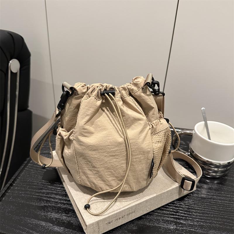 Wind Niche Design Drawstring Bucket Bag Lightweight Sports and Leisure Fashion Versatile Shoulder Messenger Bag