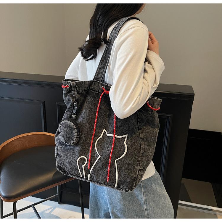 

High sense heavy industry cute embroidered cat denim bag 2025 new fashion mommy tote shoulder bag women 32*13*34 чорний
