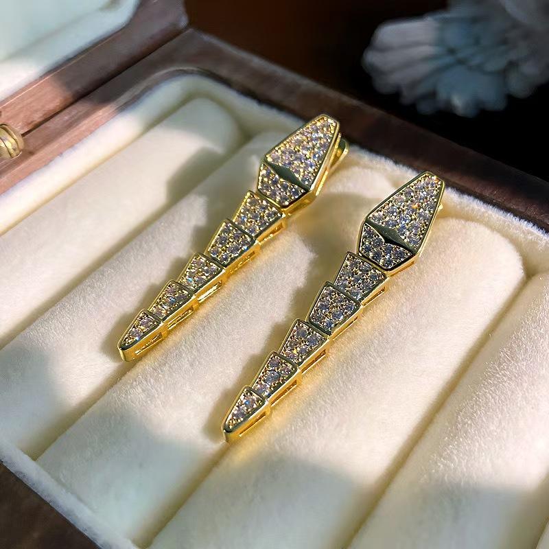 Kreative Persönlichkeit, High-End-Design, Ohrringe der Schlangen-Serie mit eingelegten Zirkonen aus Kupfer, Exquisites Leicht-Luxus-Temperament, Einfache Frau