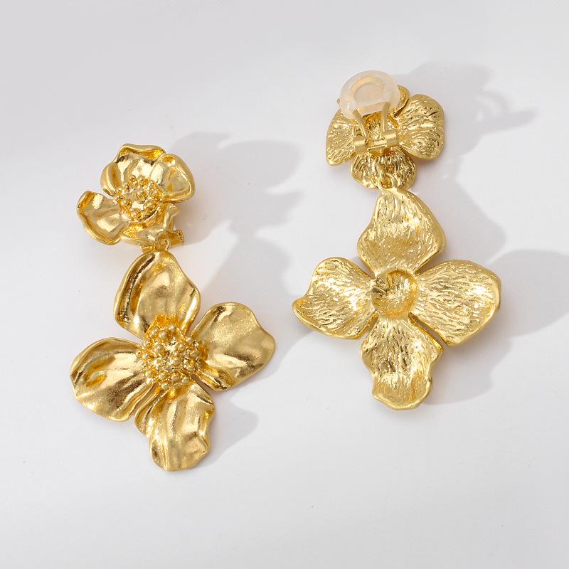 Трендовые золотые серьги-подвески с цветком 2023 - Простые металлические пусеты, Европейский и американский стиль, Креативные украшения