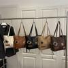 Retro Matte Tasche - Niedliche Bärenförmige Handtasche mit Großem Fassungsvermögen und Vielseitigem Design zum Tragen über einer Schulter.