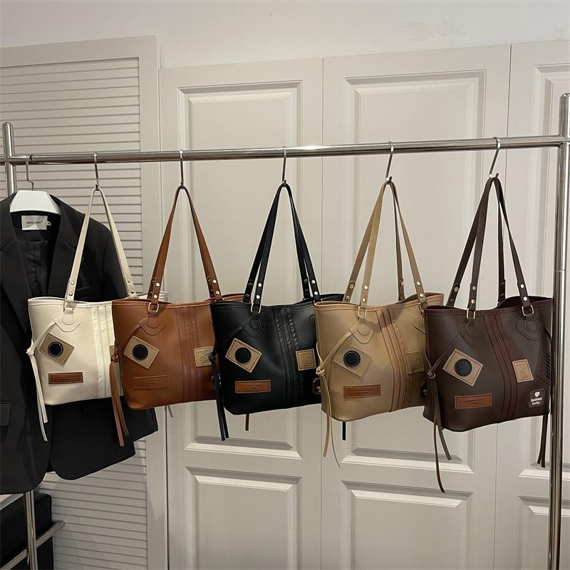 Retro Matte Tasche - Niedliche Bärenförmige Handtasche mit Großem Fassungsvermögen und Vielseitigem Design zum Tragen über einer Schulter.