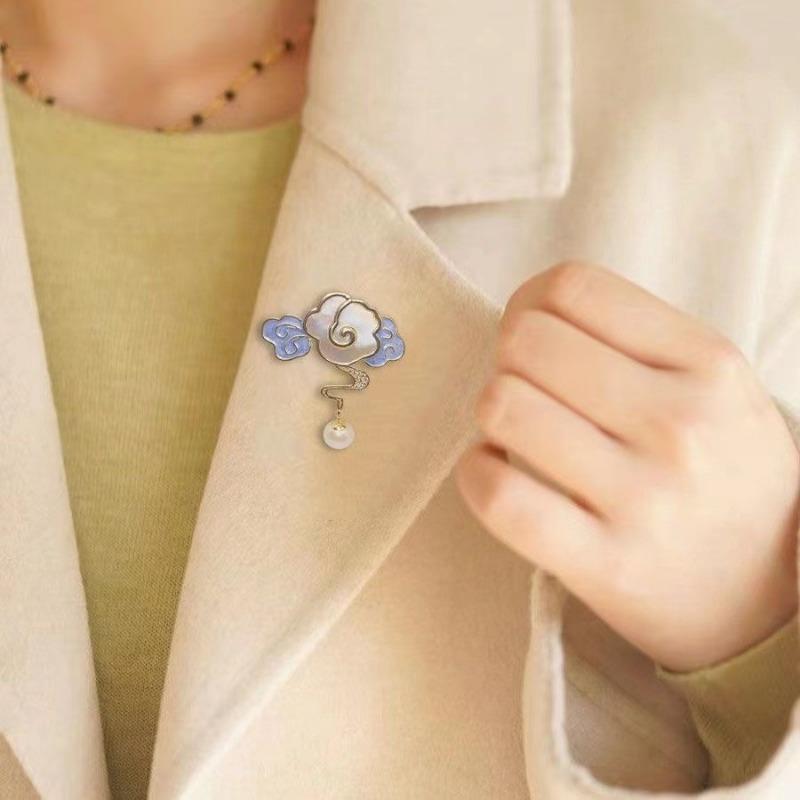 Brosche im chinesischen Xiangyun-Stil mit Perlmutt und femininem Charme, Perlenbrosche, Brosche mit leichtem Luxus und Nischendesign