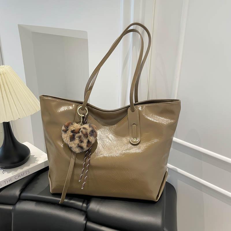 Elegant commuting tote bag with large capacity. Women's bag for 2026 autumn-winter seas. Retro texture, simple and trendy sing