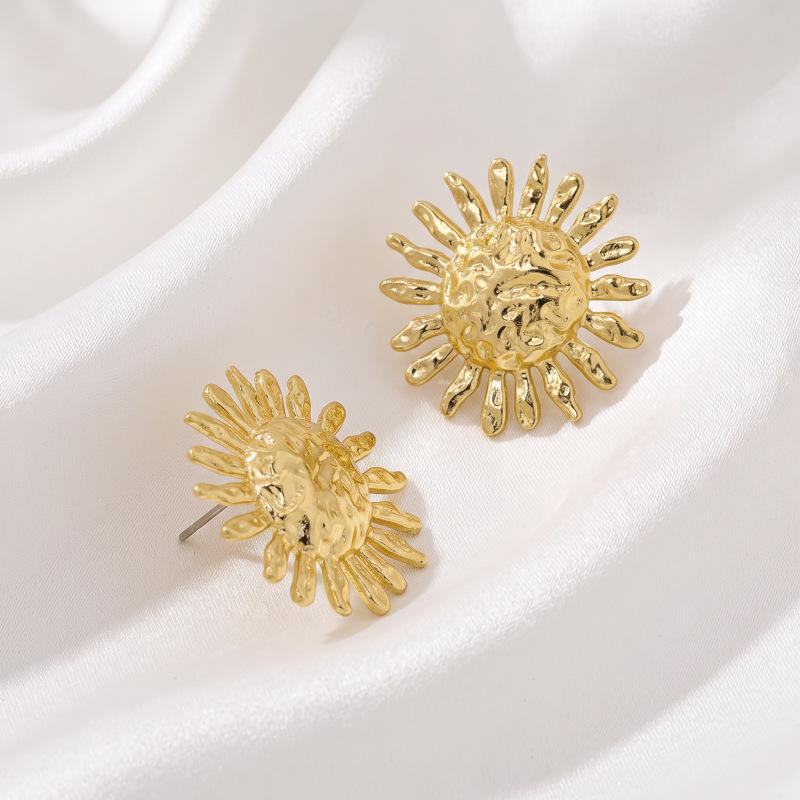 French retro sunflower stud earrings for women, heavy industry hammer texture metal earrings, niche light luxury atmosphere earrings