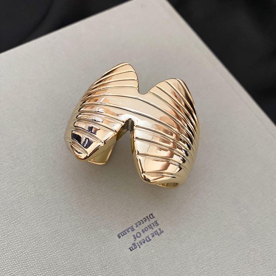 

Европейский и американский многослойный открытый браслет с бабочками: Роскошные, Модные и Универсальные Женские Украшения для Повседневной Элегантности.