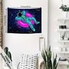 Tapisserie Astronaute Galaxie Trippy 2D, Tapisserie Fluorescente UV pour Chambre d'Étudiant