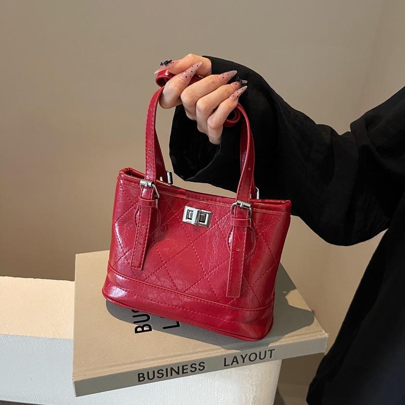 

Trendy solid color fragrant bag women s 2025 new fashion diamond chain underarm bag messenger bag tide 20*9*15 красный