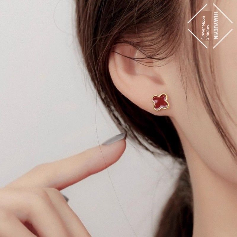 

Moon Shadow] Red Four Leaf Clover Ear Stud Female Accessible Luxury High Class Elegant Fall and Winter New Year Earrings 2025 New Arrival Best Selling Four-leaf clover stud earrings