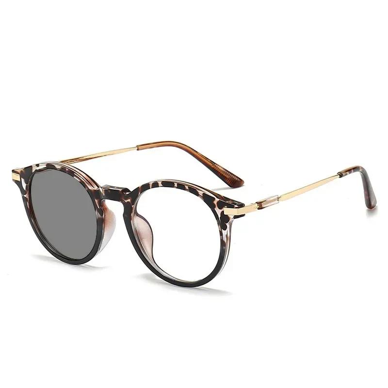 Men's Fashion Pochromic Reading Glasses Retro Anti-blue Far-sighted Eyewear Women Round Color Changing Presbyopia Glasses