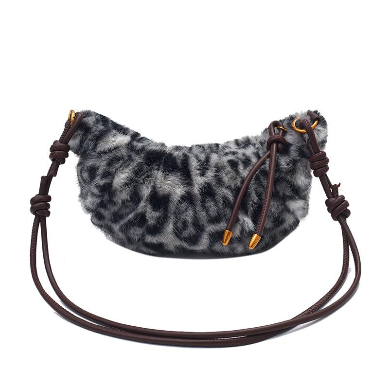 

Fashion plush leopard print underarm bag women s 2025 autumn and winter new trend croissant bag simple shoulder messenger bag чёрный