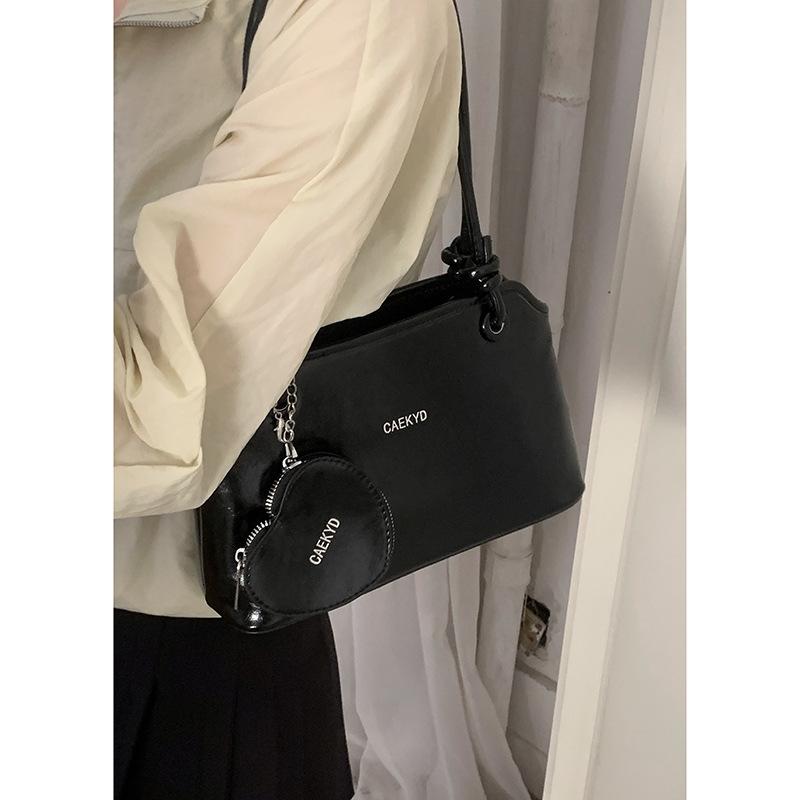 

Niche high-end commuter underarm bag women s bag 2025 new large-capacity tote bag simple shoulder bag чёрный