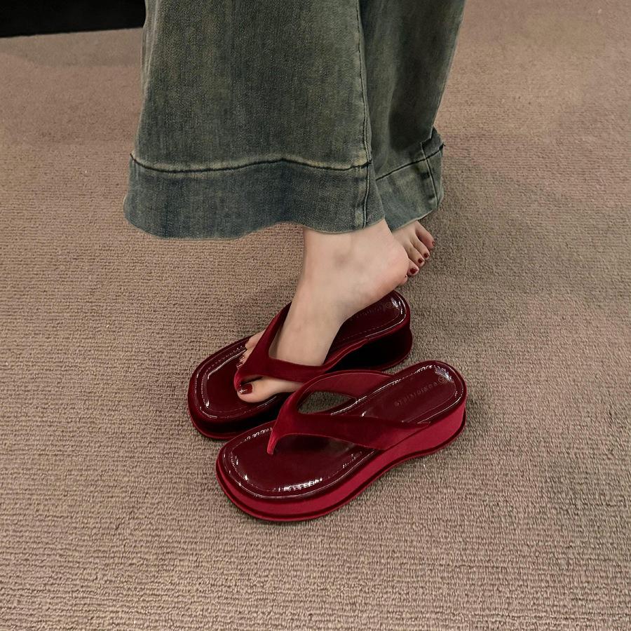 Internet Celebrity New Beautiful Red Flip-flops Platform Slippers Women Wear 2025 Summer New Beach Muffin Sandals