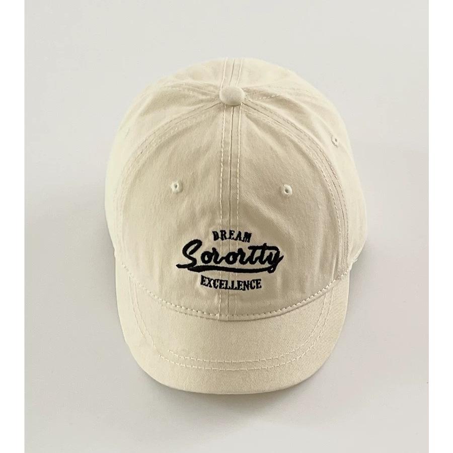 Kort bremmet myk topp brodert topphette kvinne liten langs amerikansk gate trendy merkepar solskjerming baseballcaps som viser lite ansikt