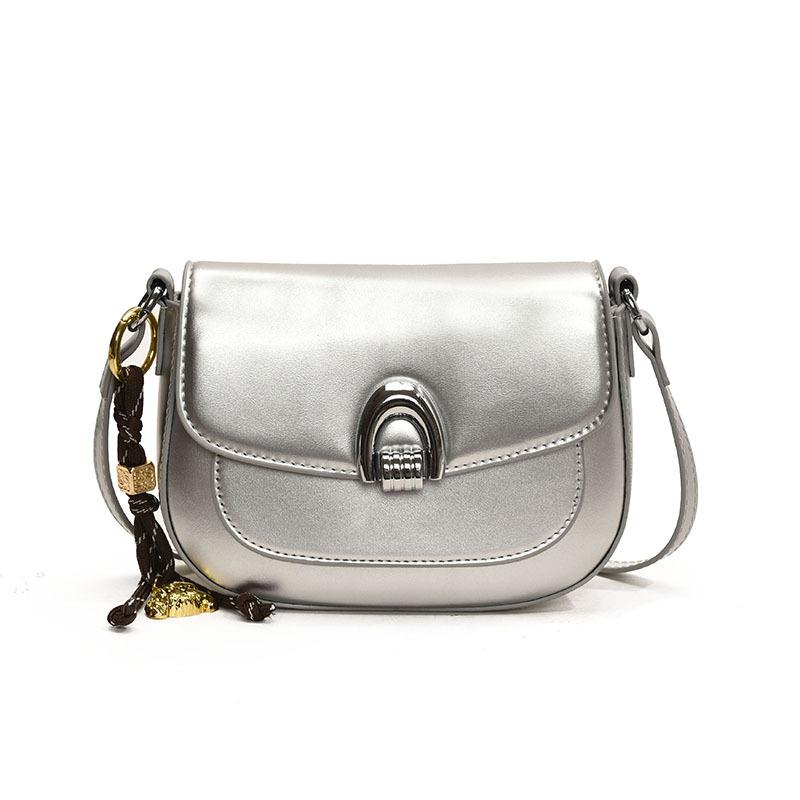 

Женская сумка модная маленькая ароматный стиль конфетный цвет ПУ женская маленькая квадратная сумка 25 весна новая изысканная универсальная наплечная сумка-почтальон . серебряный