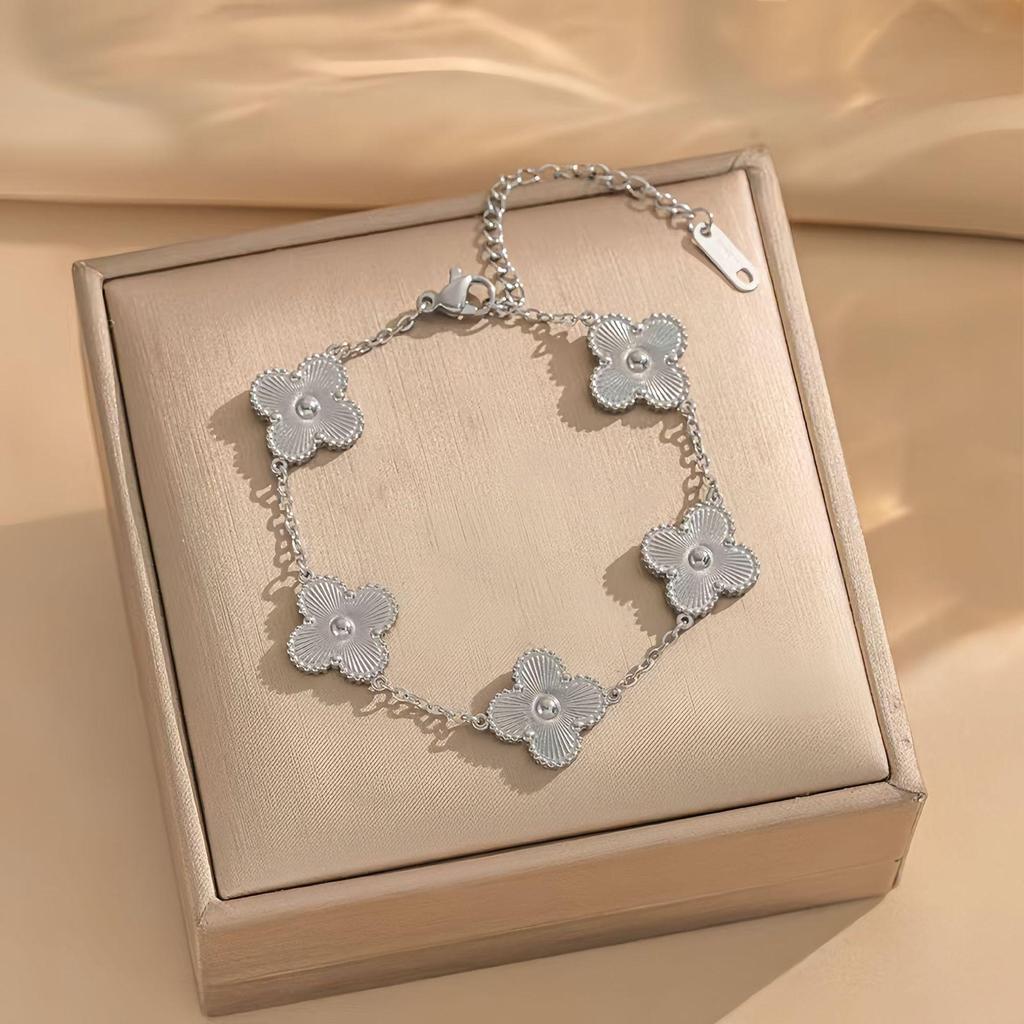Elegante Bloemen Sieradenset: Titanium Staal Armband & Oorbellen met Vijfbladige Bloemen, Klavertje Vier en Pruimenbloesem Ontwerp