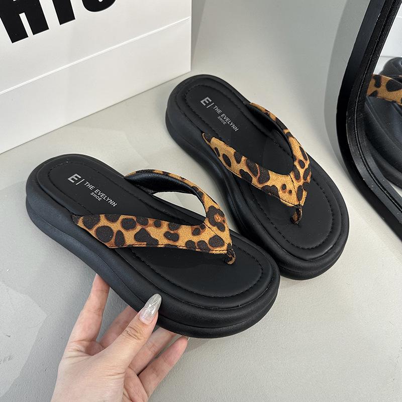 Black Non-slip Thick-soled Flip-flops for Women's Summer Wear 2025 New Versatile Beach Cool Slippers