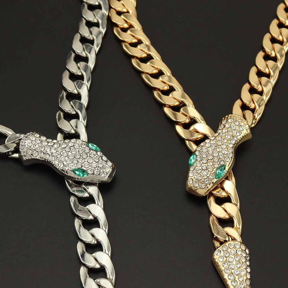 Elegant Short Diamond-Studded Green Snake Head Choker with Adjustable Magnetic Clasp